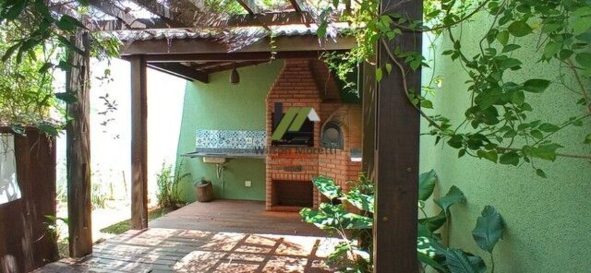 LINDA CASA  EM  EXCELENTE CONDOMÍNIO