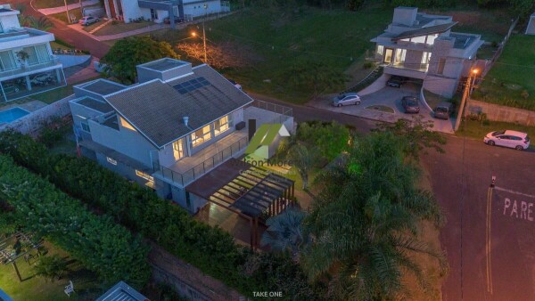 LINDA CASA DE ALTO PADRÃO EM CONDOMÍNIO